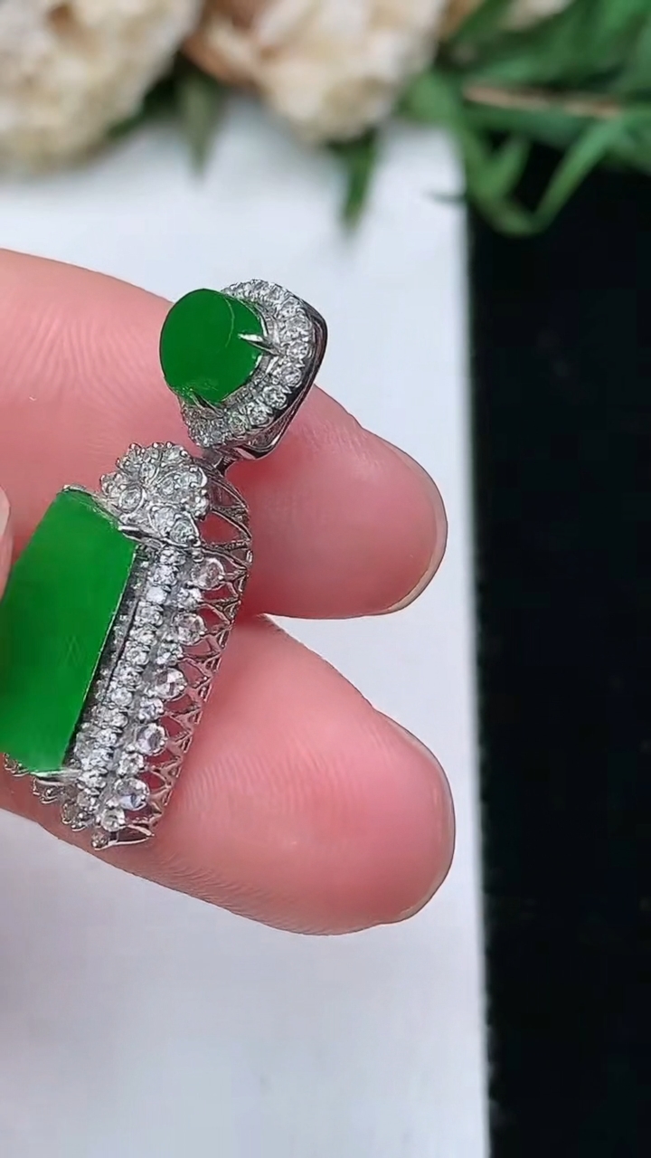 天然A货翡翠无事牌吊坠，尺寸24.8-12.6-7.6，裸石10.6-7.6，重量:2.65g
3月17日