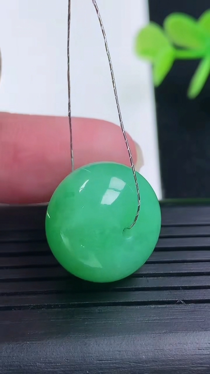 天然A货翡翠路路通吊坠尺寸16.5-10.8重量:6.83g
3月17日