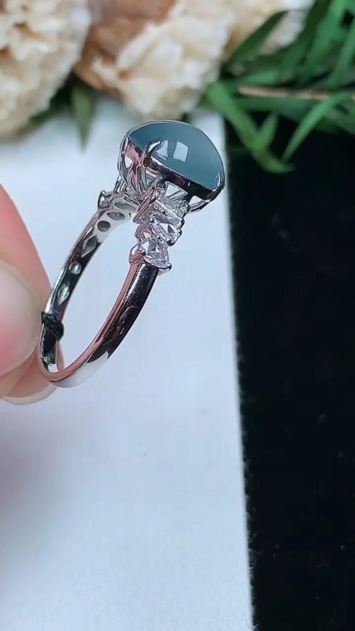 天然A货翡翠蓝水蛋面戒指，尺寸17.3-9.4，重量:2.66g2026年3月17日
工厂直销收藏佳品,种好水足，色泽均匀，有种有色，上手高大气！