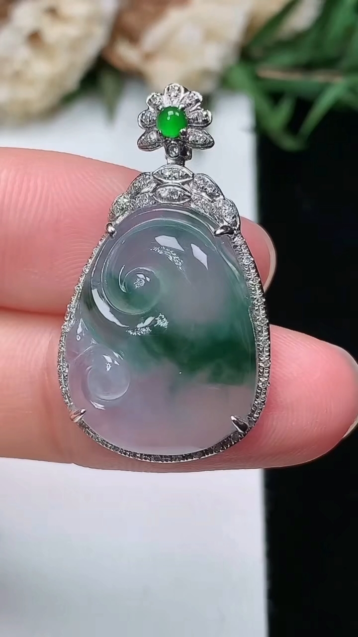 天然A货翡翠飘花如意吊坠，尺寸29.3-16.8-7，裸石19.2-14.5
3月17日