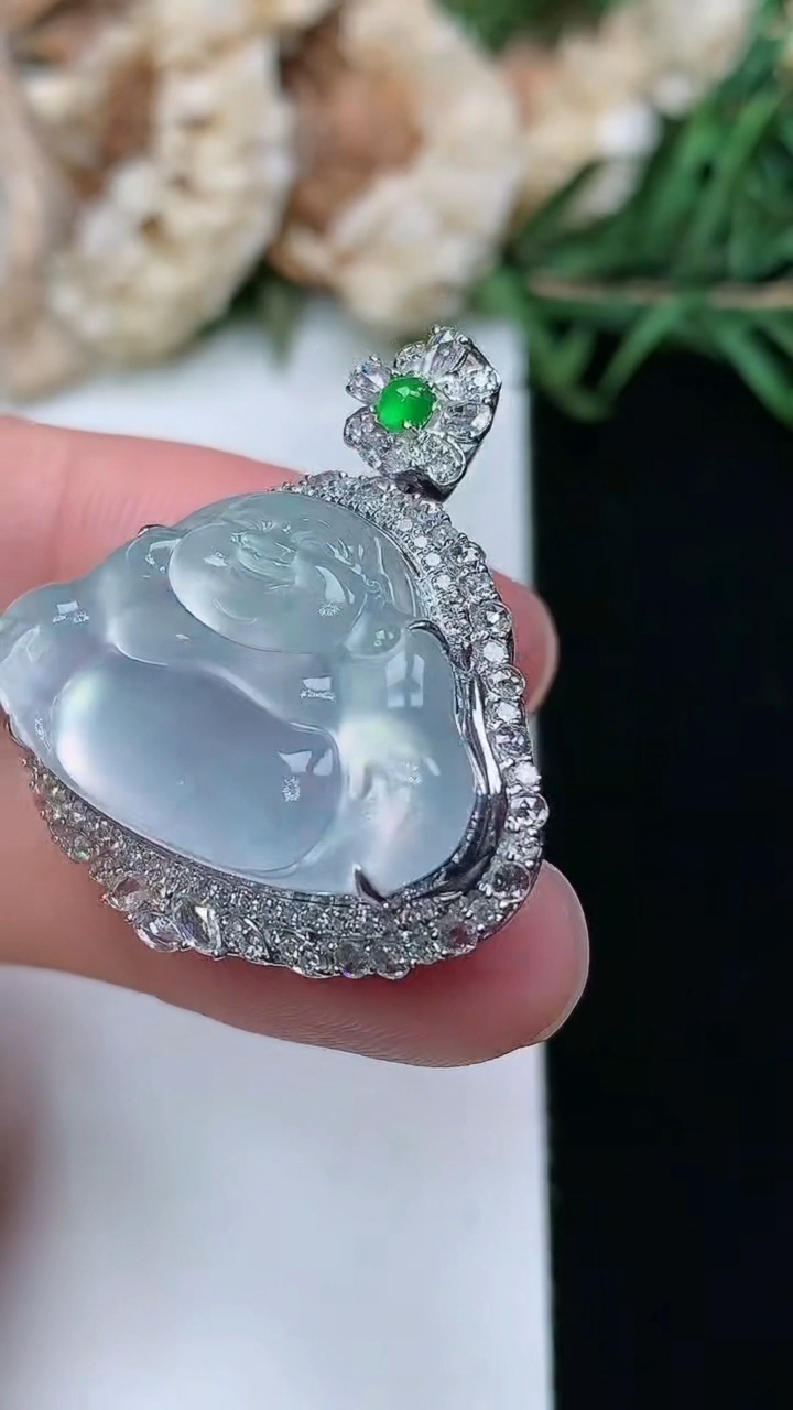 天然A货翡翠白冰佛公吊坠，尺寸30-28.4-11.3，裸石16.2-25.6，重量:8.83g
3月17日