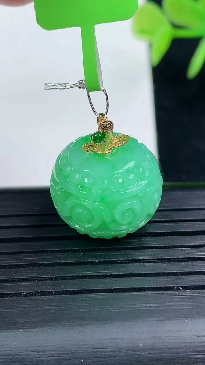 天然A货翡翠18K金雕花路路通吊坠尺寸16.7-12.9重量:7.73g
3月17日