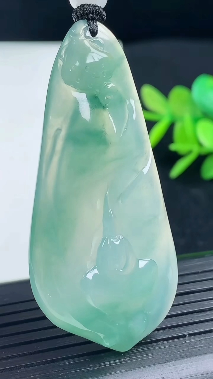 天然A货翡翠无相观音吊坠尺寸57.5-28.4-6.7重量:20.89g
3月17日