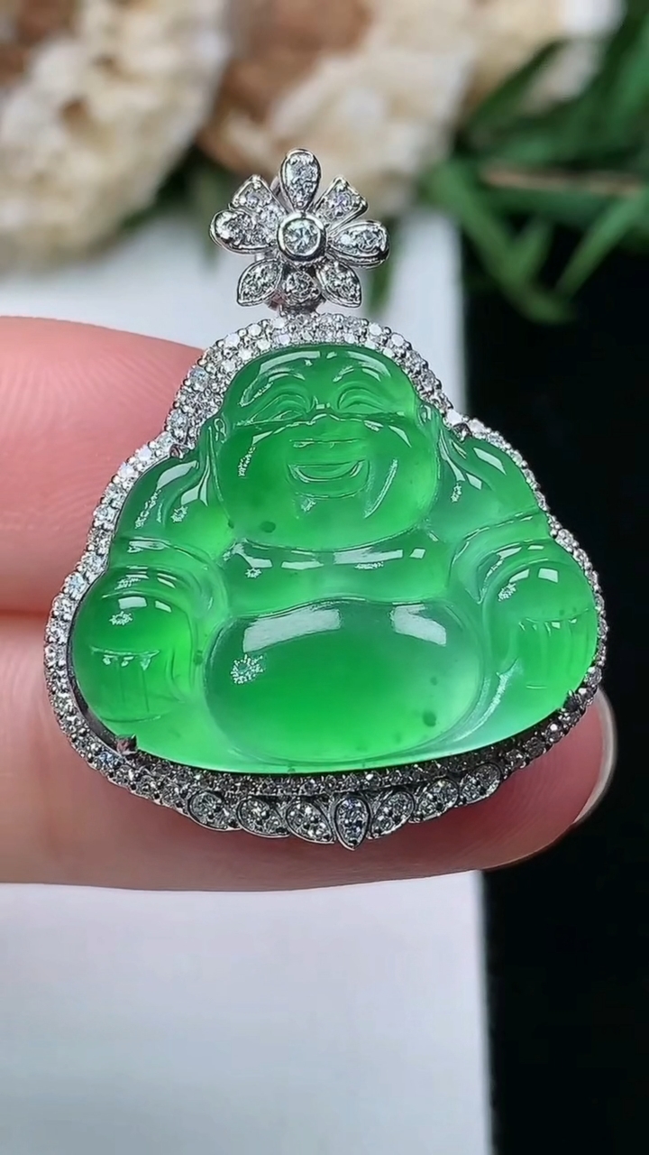 天然A货翡翠佛公吊坠，尺寸29.3-23.9-10.2，裸石17.5-21.4，重量:5.52g
3