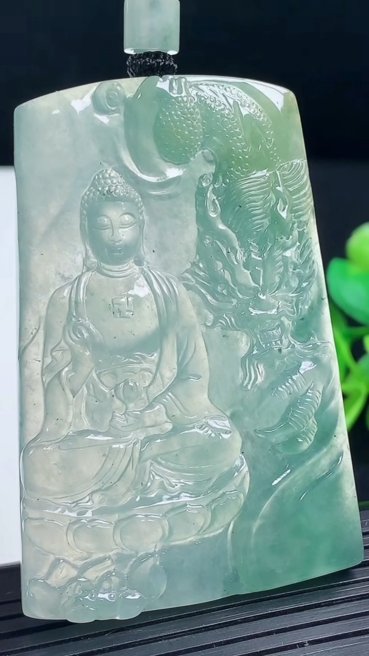 天然A货翡翠祥龙阿弥陀佛吊坠尺寸61-41.6-5.4重量:40.73g
3月17日