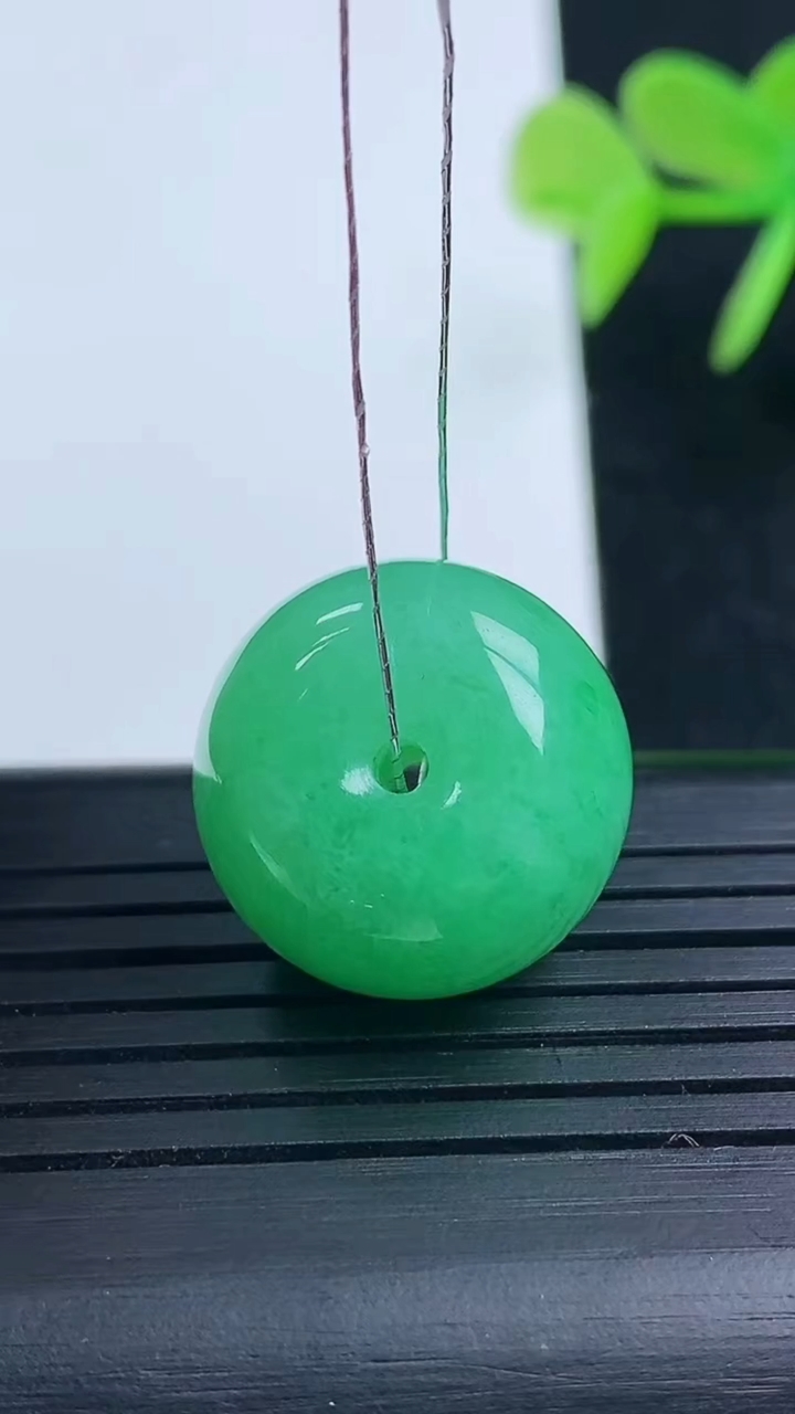 天然A货翡翠路路通吊坠尺寸16.5-10.8重量:6.83g
3月17日