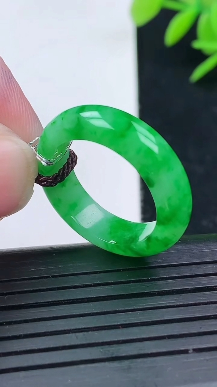 天然A货翡翠指环戒指尺寸18.2-5.7-3重量:4.31g2026年3月17日
工厂直销收藏佳品,种好水足，色泽均匀，有种有色，上手高大气！