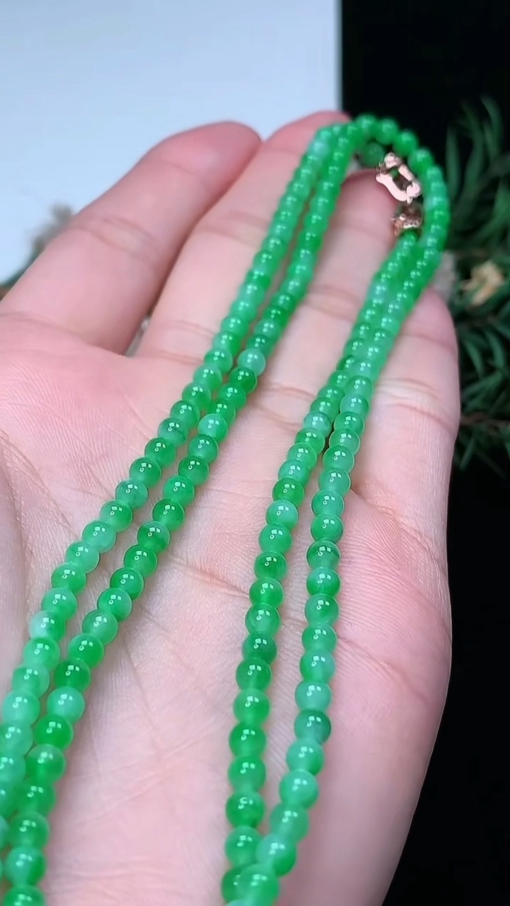 天然A货翡翠小米珠项链，尺寸3.6-171颗，重量:14.42g3月17日
工厂直销收藏佳品,种好水足，色泽均匀，有种有色，上手高大气！