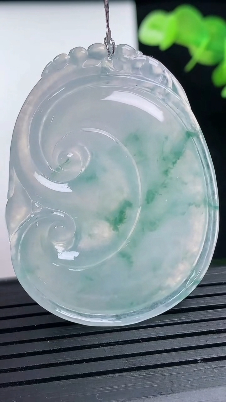 天然A货翡翠种飘花如意吊坠尺寸48-36.7-5.4重量:19.21g
3月17日