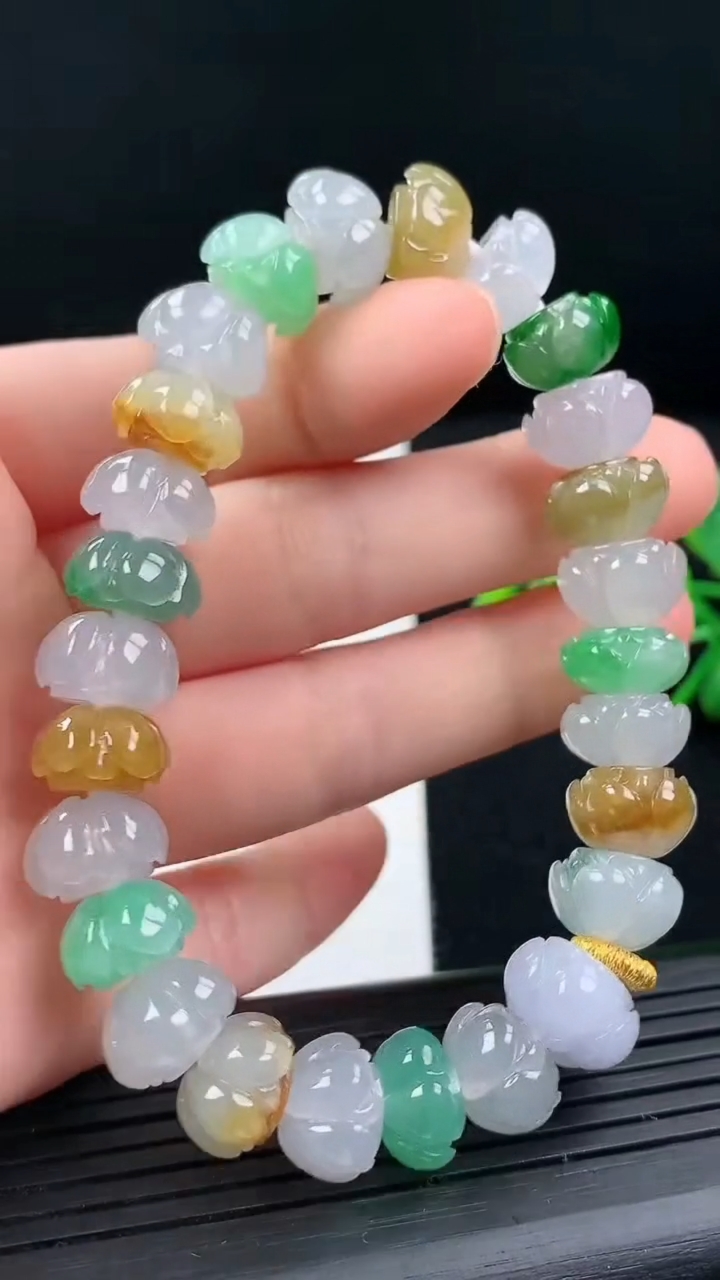 天然A货翡翠三彩莲花手串尺寸11.6-6.8重量:37.81g3月17日
工厂直销收藏佳品,种好水足，色泽均匀，有种有色，上手高大气！