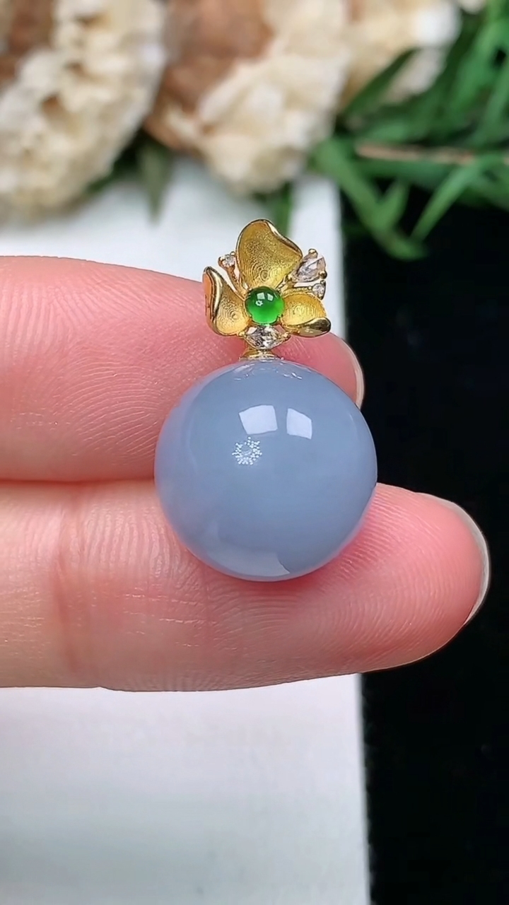 天然A货翡翠k金紫罗兰圆珠吊坠，尺寸12.6，重量:3.89g3月17日
工厂直销收藏佳品,种好水足，色泽均匀，有种有色，上手高大气！