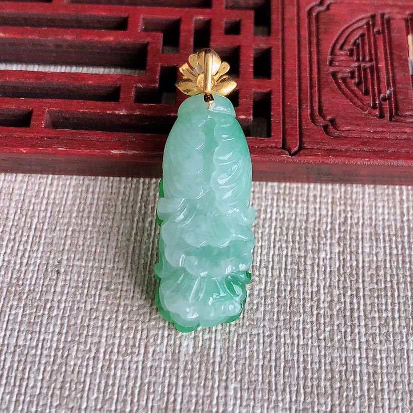 天然A货翡翠18K金镶嵌飘绿白菜吊坠 
尺寸36.2-30-12-9.3mm 重量6.06g 031