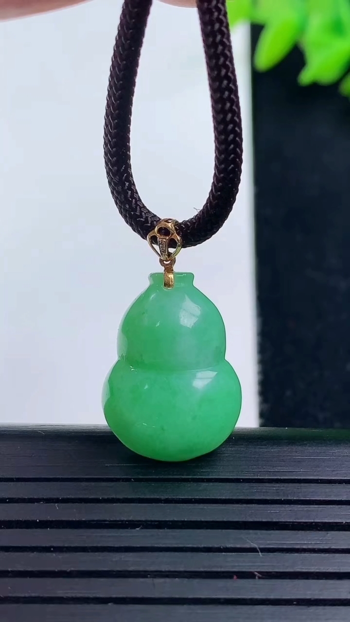 天然A货翡翠葫芦吊坠尺寸19-13.8-5.8重量:2.88g
3月17日