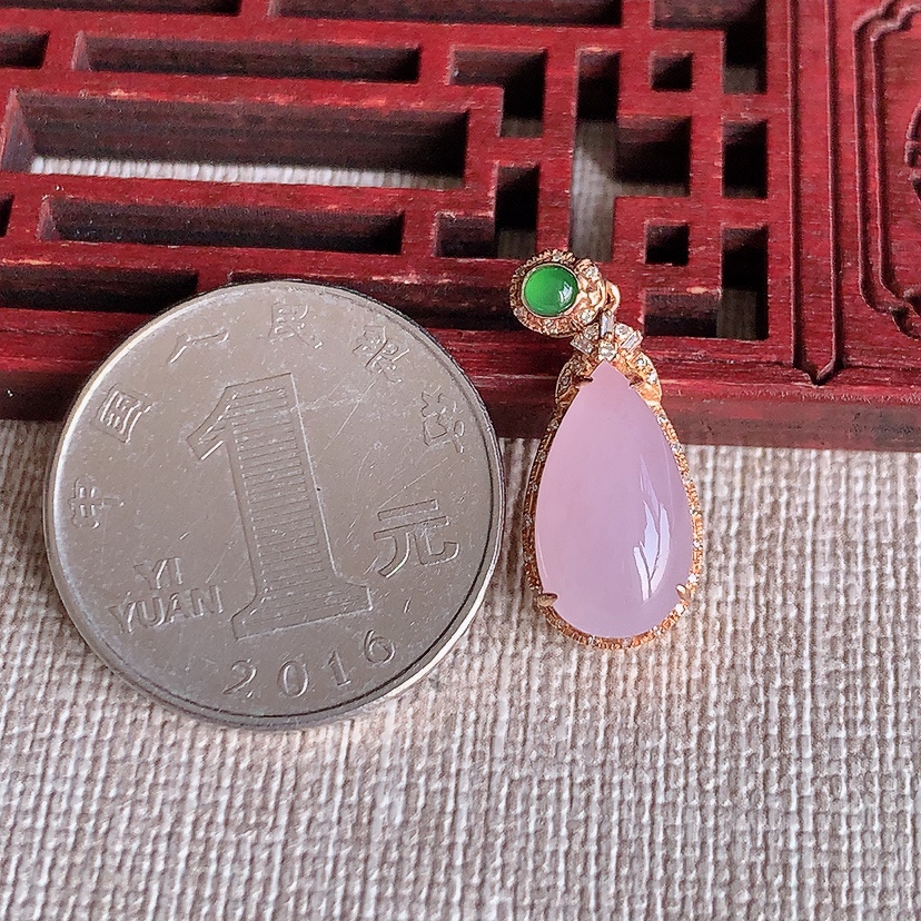 天然A货翡翠18K金伴钻镶嵌紫罗兰水滴吊坠 
尺寸24-9.5-7裸石14.4-8mm 重量2.34g 0315