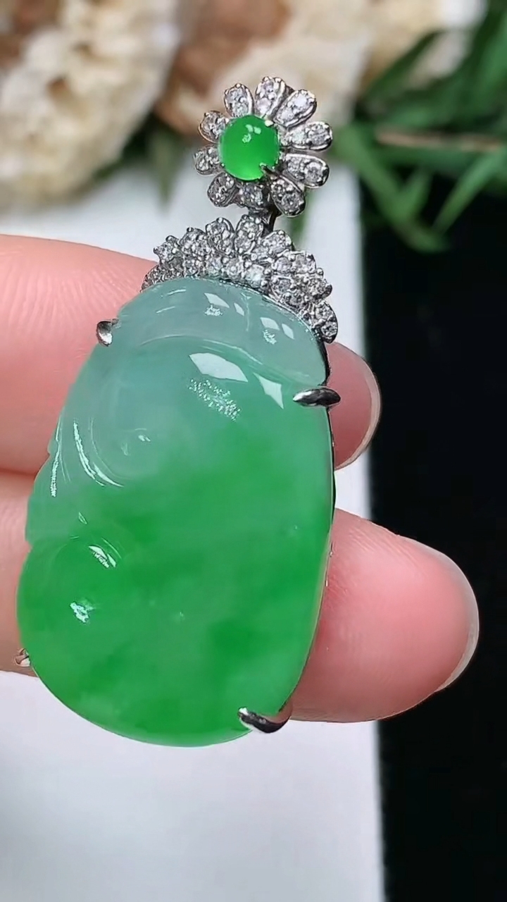 天然A货翡翠如意吊坠，尺寸24.6-16.5-7.4，重量:6.60g
3月17日