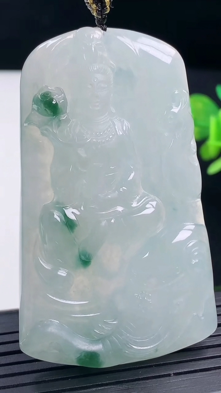 天然A货翡翠冰种飘花普贤菩萨吊坠尺寸61.4-37.6-7.5重量:36.13g
3月17日