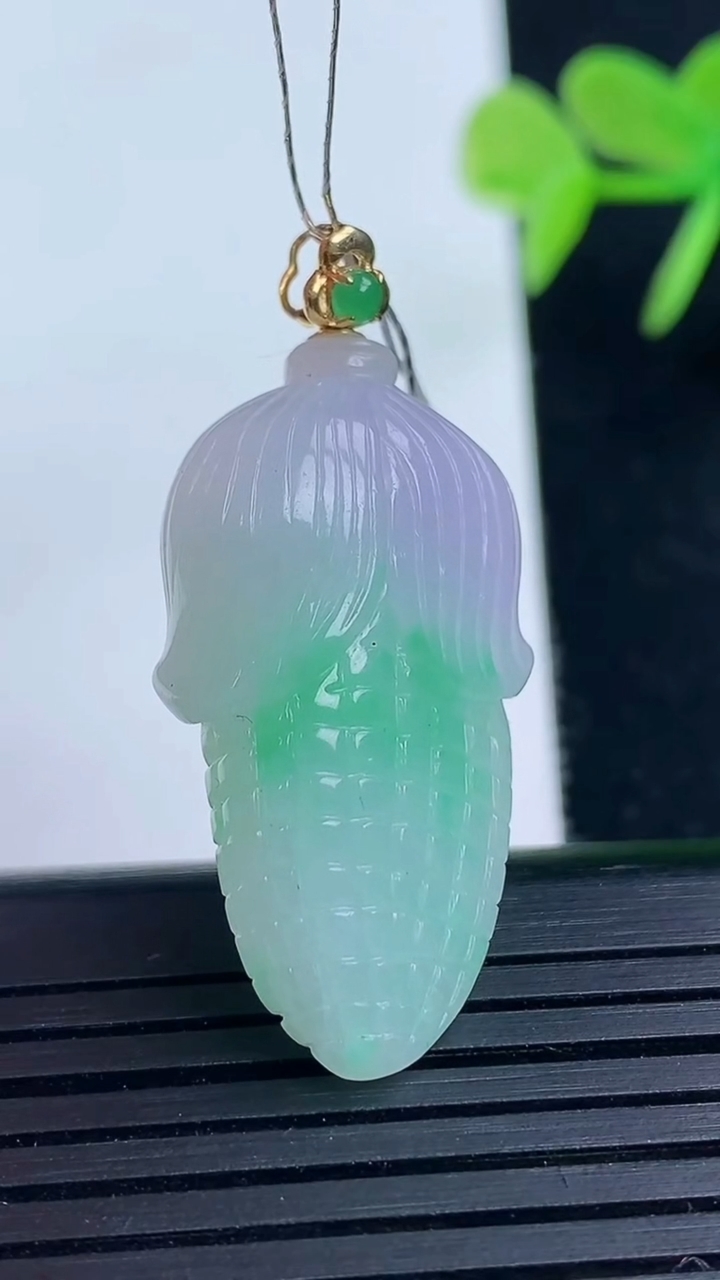 天然A货翡翠玉米吊坠尺寸33.3-16.4-8.4重量:8.53g
3月17日