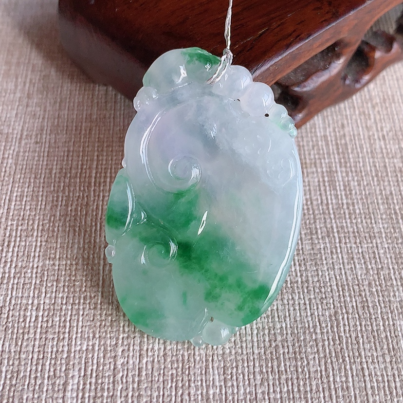 天然A货翡翠飘绿如意吊坠  
尺寸42-27.7-5.4mm 重量13.53g 0315