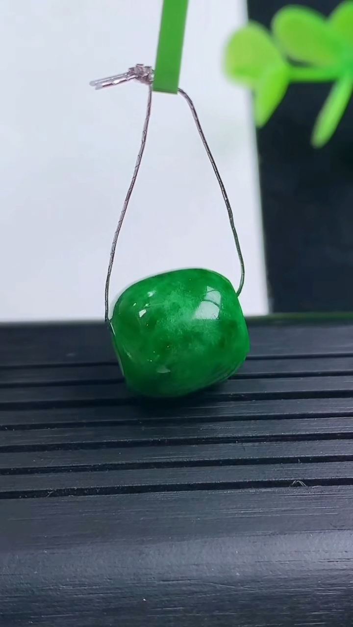 天然A货翡翠路路通吊坠尺寸11.7-11.8重量:3.37g
3月17日