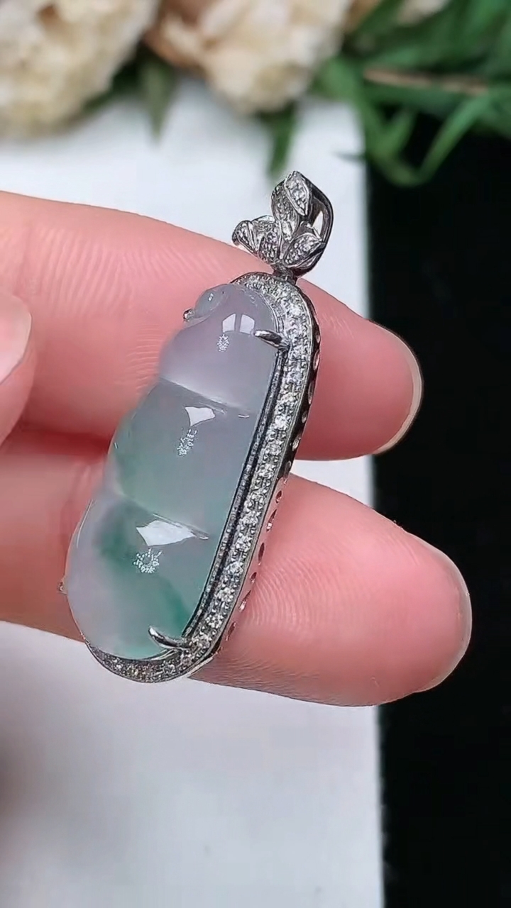 天然A货翡翠飘花福豆吊坠，尺寸29.9-11.6-6.5，裸石21.8-9
3月17日