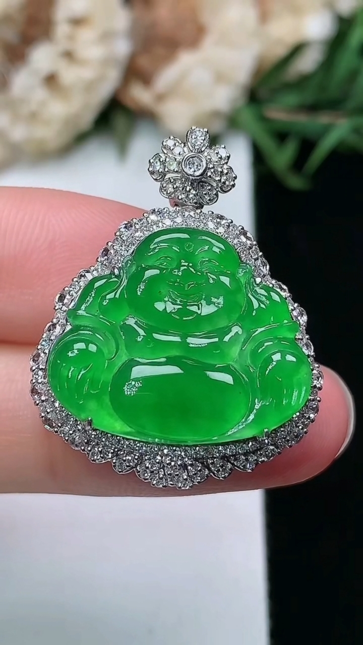 天然A货翡翠佛公吊坠，尺寸28.5-22.9-8.8，裸石16.4-19.8，重量:5.70g
3月17日