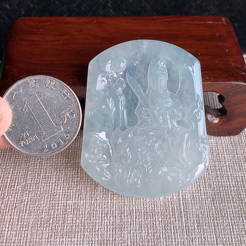 天然A货翡翠白月光一刀切文殊菩萨吊坠 
尺寸48.4-39-5.4mm 重量23.04g 0315