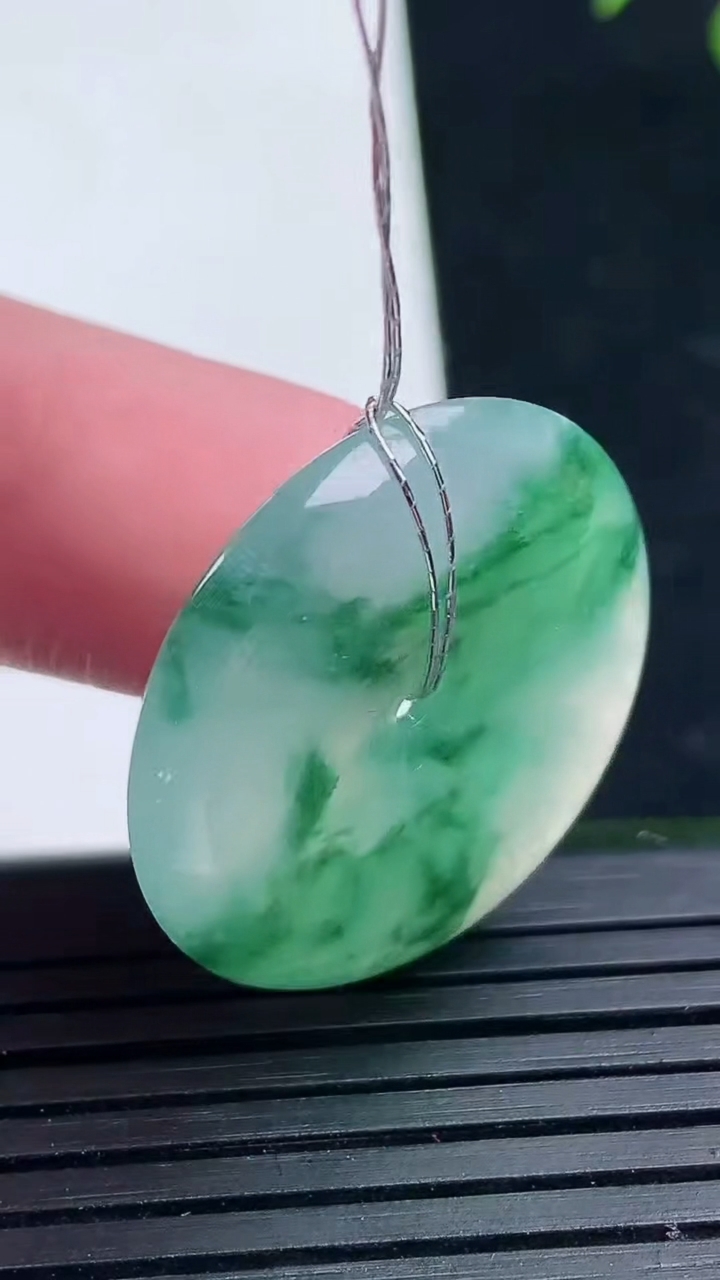 天然A货翡翠冰种飘花平安扣吊坠尺寸25.5-5.1重量:7.44g
3月17日