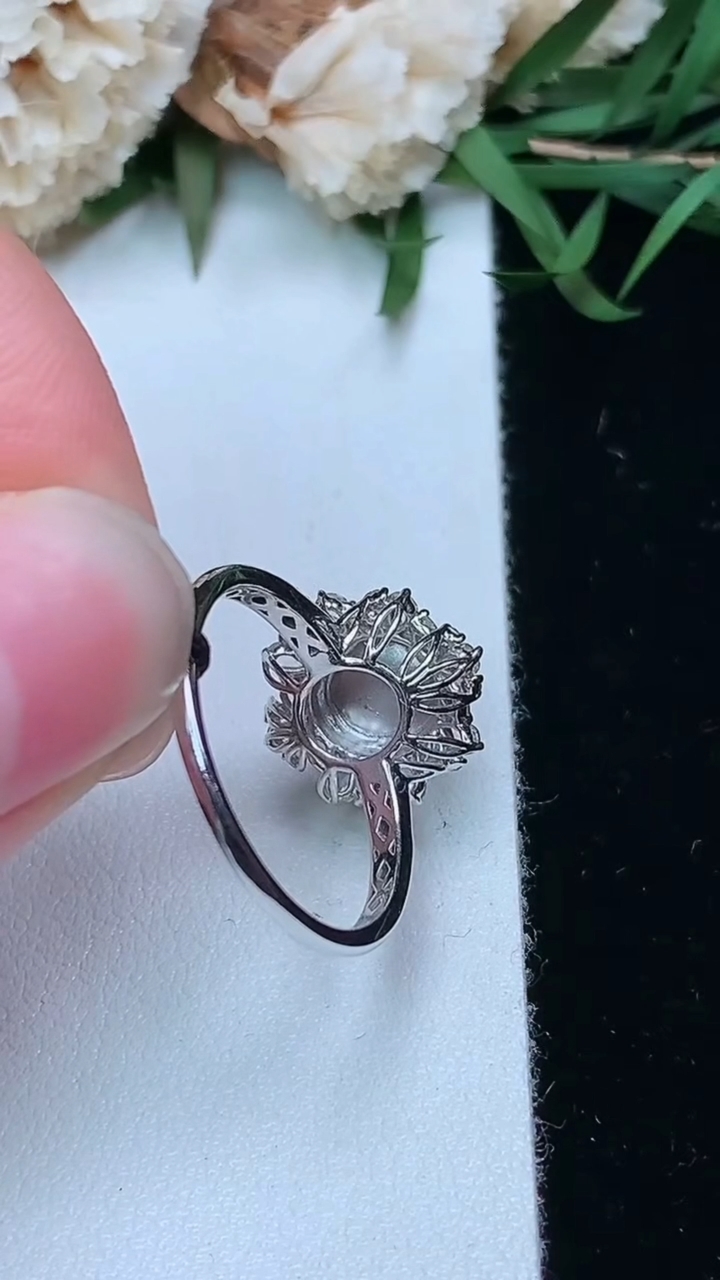 天然A货翡翠蛋面戒指，尺寸16.8-6.8-6，重量:2.46g2026年3月17日
工厂直销收藏佳品,种好水足，色泽均匀，有种有色，上手高大气！