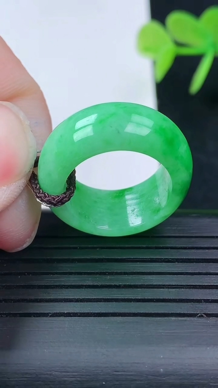 天然A货翡翠指环戒指尺寸16.7-9.3-3.6重量:6.77g2026年3月17日
工厂直销收藏佳品,种好水足，色泽均匀，有种有色，上手高大气！