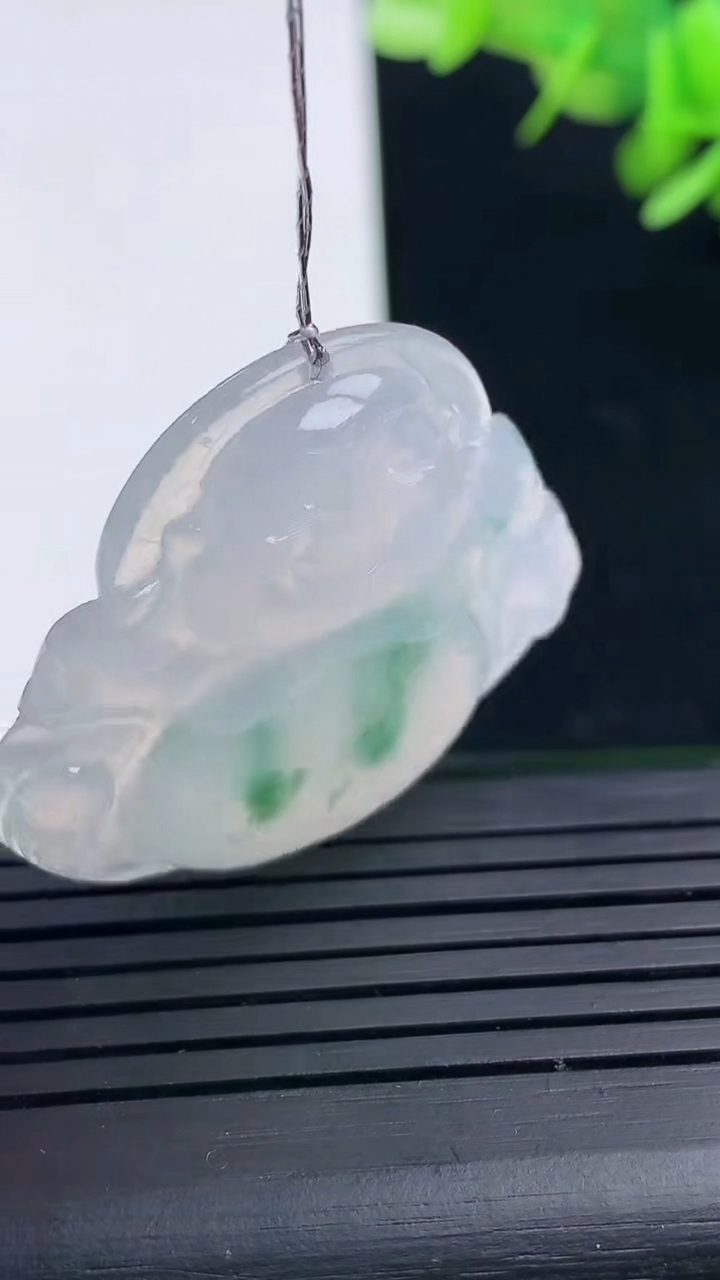 天然A货翡翠种飘花佛公吊坠尺寸32.3-36.4-5.9重量:10.84g
3月17日