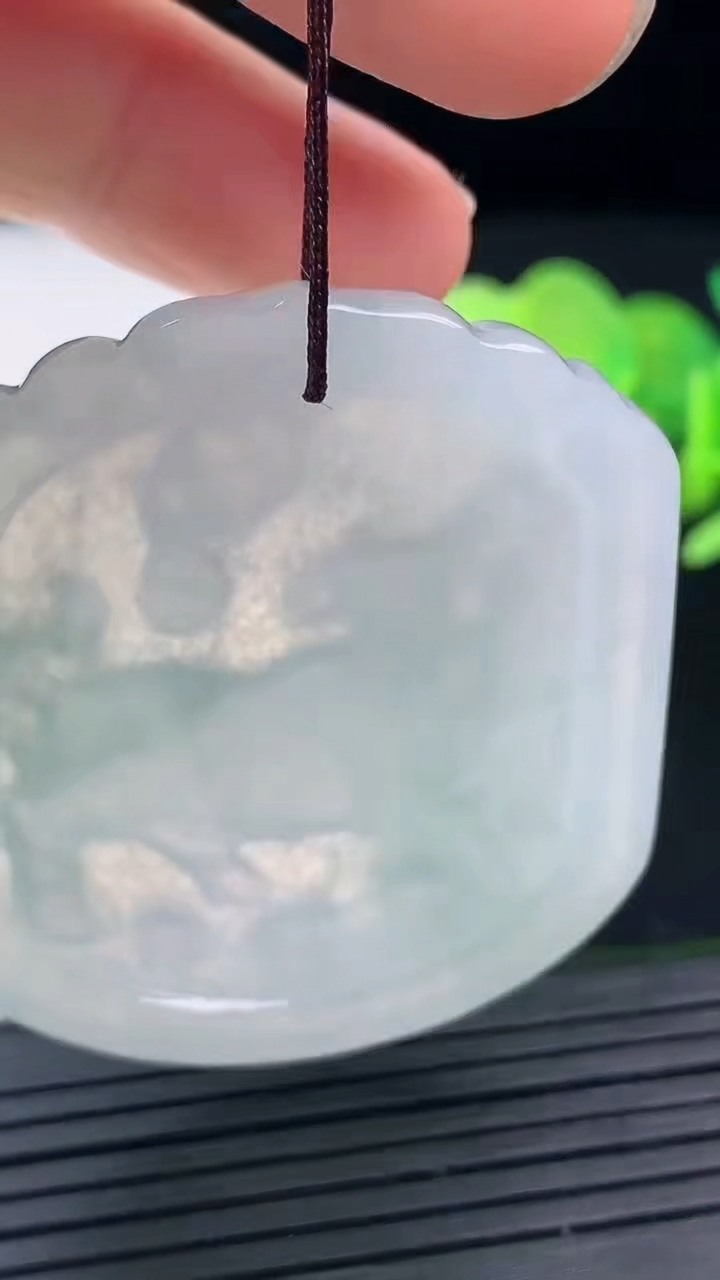 天然A货翡翠生肖牛吊坠尺寸50.1-41.9-4.8重量:24.26g
3月17日