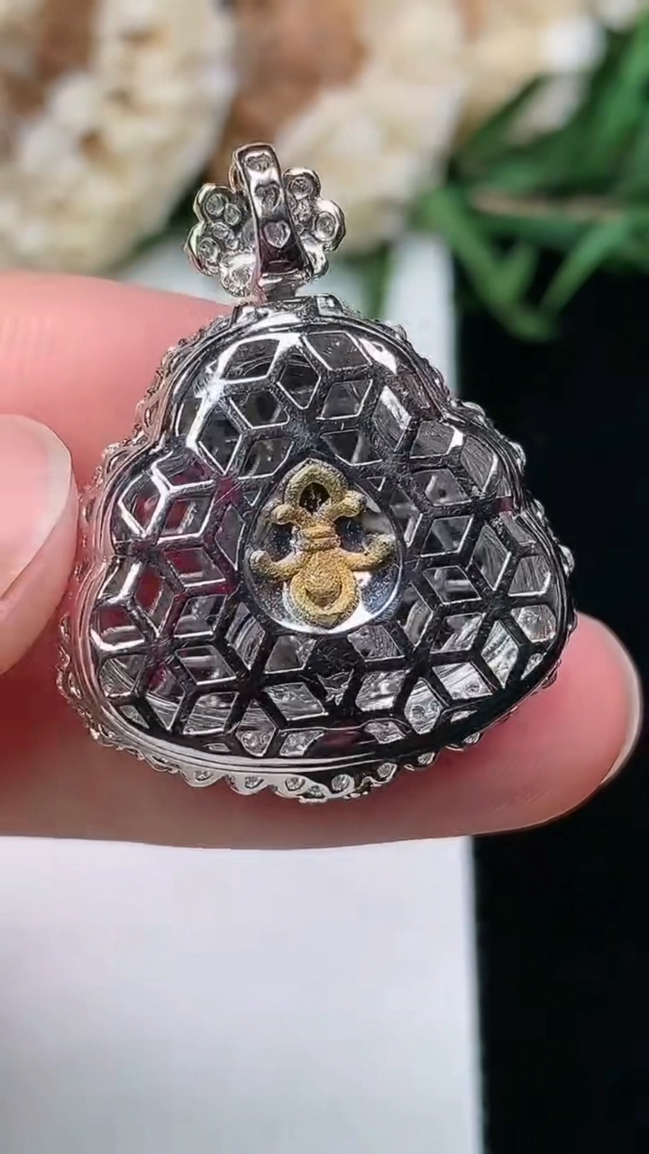 天然A货翡翠佛公吊坠，尺寸28.5-22.9-8.8，裸石16.4-19.8，重量:5.70g
3月17日