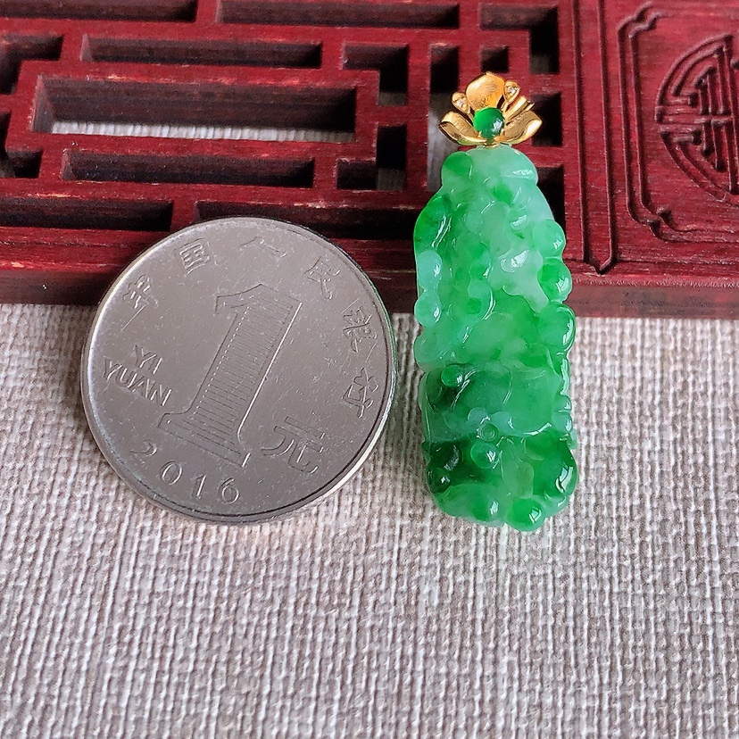 天然A货翡翠18K金镶嵌飘绿白菜吊坠 
尺寸36.2-30-12-9.3mm 重量6.06g 0315