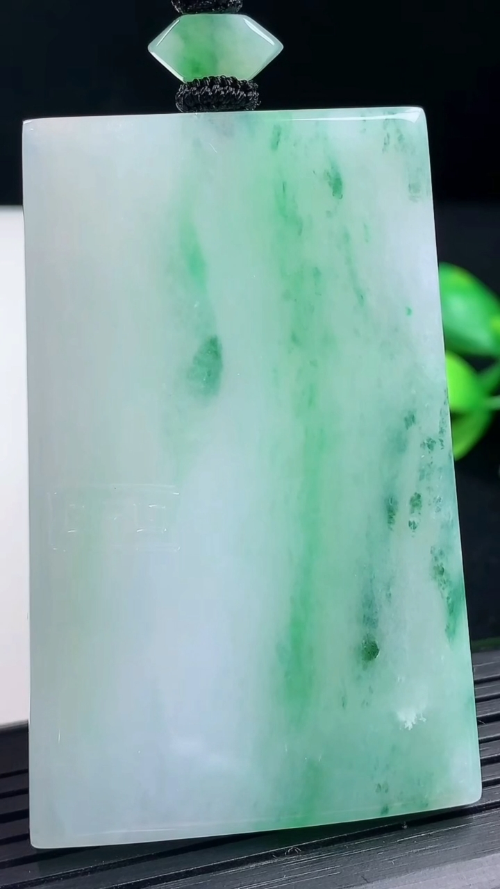 天然A货翡翠无事牌吊坠尺寸64-40.6-6.3重量:53.32g
3月17日