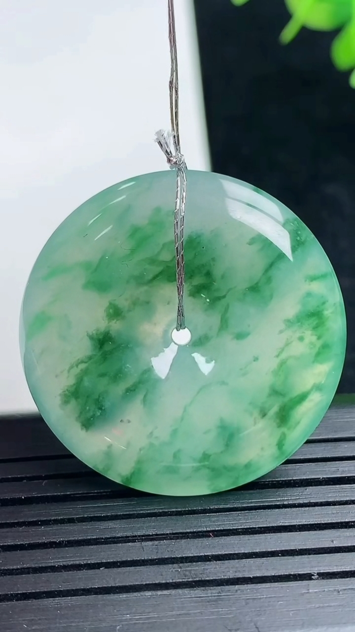 天然A货翡翠种飘花平安扣吊坠尺寸30.7-5.9重量:12.17g
3月17日