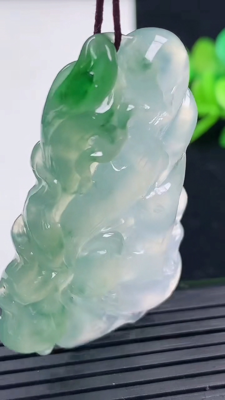 天然A货翡翠九尾狐吊坠尺寸50.3-31.8-5.5重量:18.65g
3月17日