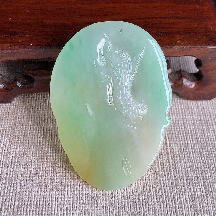 天然A货翡翠黄加绿双彩龙牌吊坠  
尺寸47.7-37.2-10.6mm 重量26.48g 0315