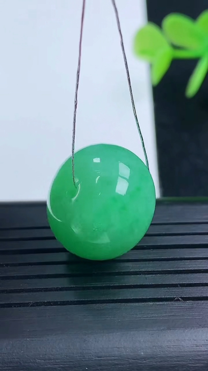 天然A货翡翠路路通吊坠尺寸16.5-10.8重量:6.83g
3月17日