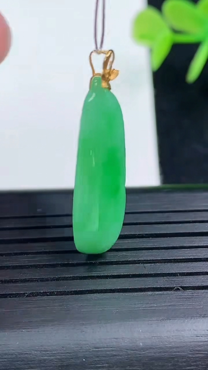 天然A货翡翠福瓜吊坠尺寸29.7-9.5-6.8重量:4.11g
3月17日