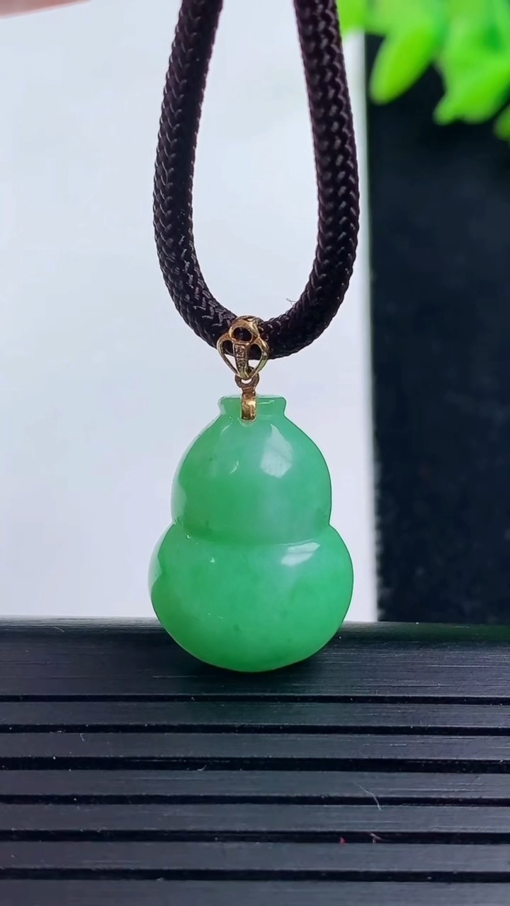 天然A货翡翠葫芦吊坠尺寸19-13.8-5.8重量:2.88g
3月17日