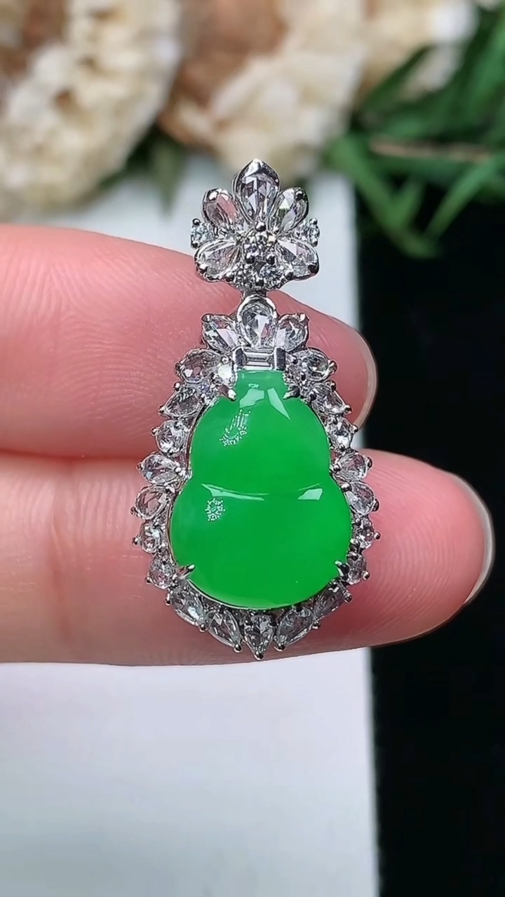 天然A货翡翠葫芦吊坠，尺寸26.9-13.7-9.4，裸石12.6-9.5，重量:3.62g
3月1