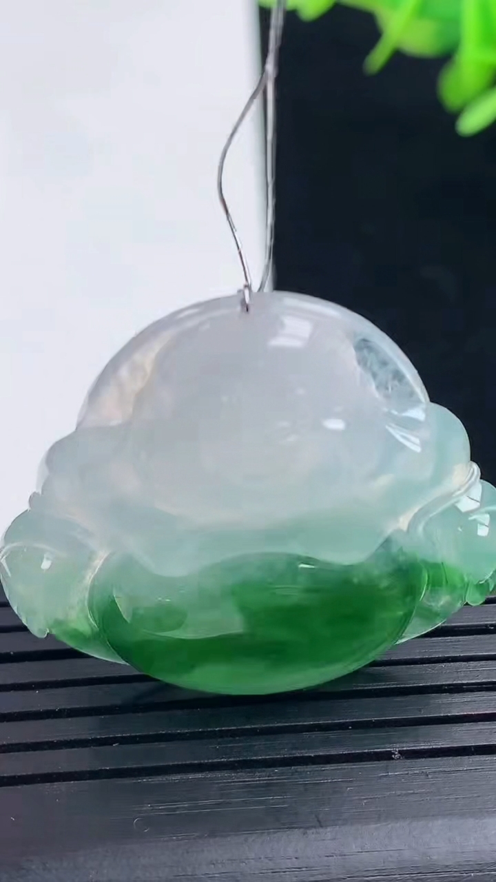 天然A货翡翠佛公吊坠尺寸31.1-34.1-5.5重量:9.91g
3月17日