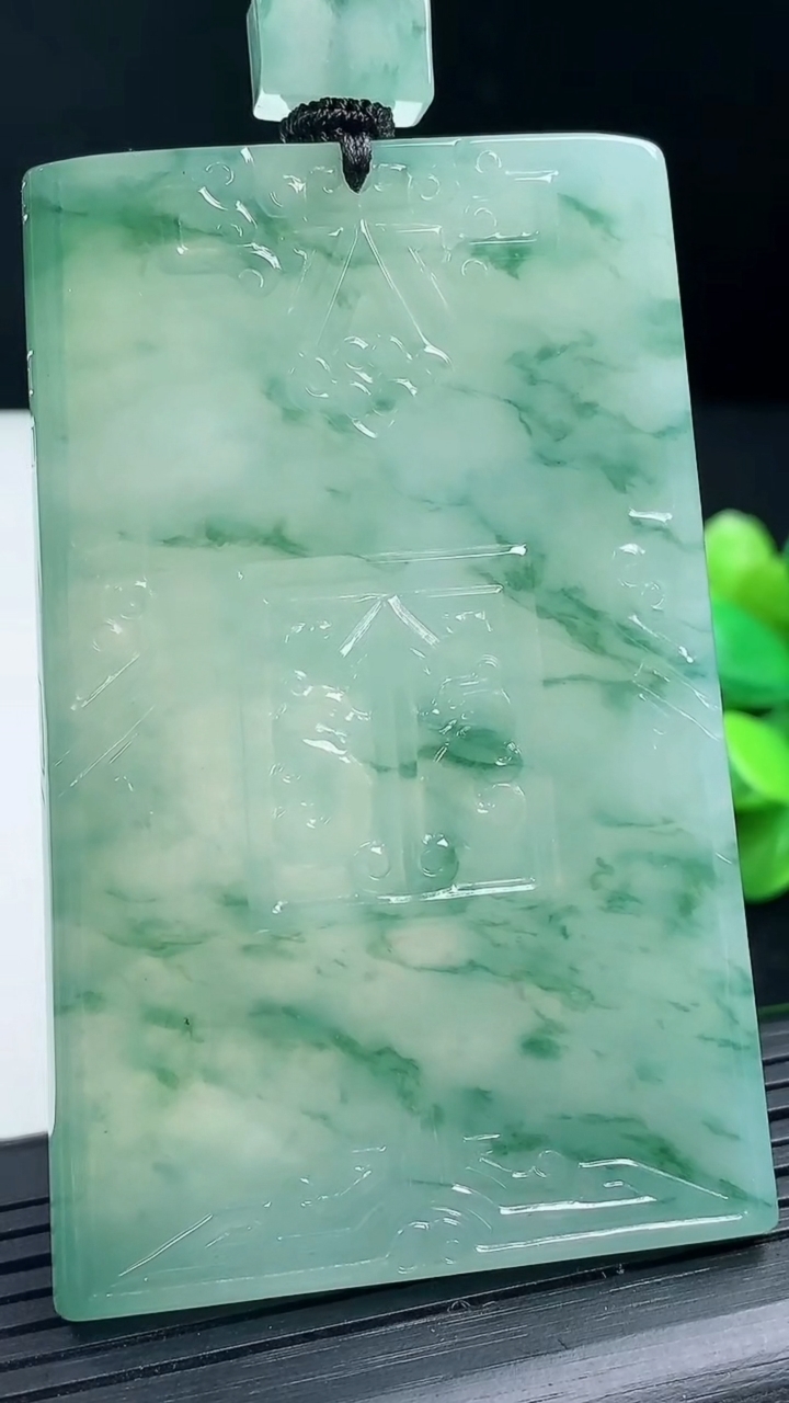 天然A货翡翠种飘花仿古无事牌吊坠尺寸69.6-45.7-5.6重量:57.00g
3月17日