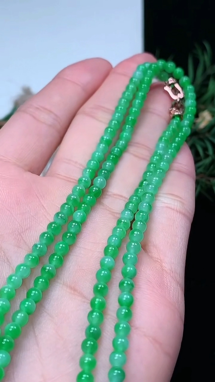 天然A货翡翠小米珠项链，尺寸3.6-171颗，重量:14.42g3月17日
工厂直销收藏佳品,种好水足，色泽均匀，有种有色，上手高大气！