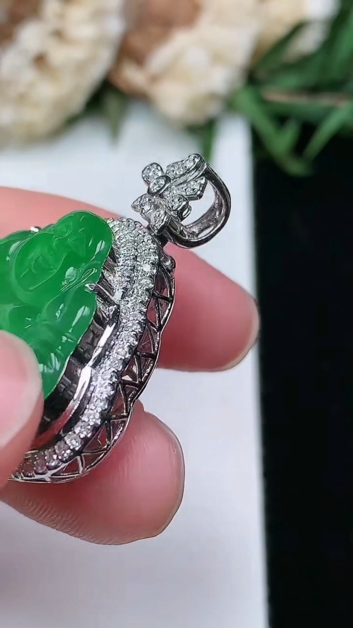 天然A货翡翠佛公吊坠，尺寸29.3-23.9-10.2，裸石17.5-21.4，重量:5.52g
3月17日，重量:5.52g