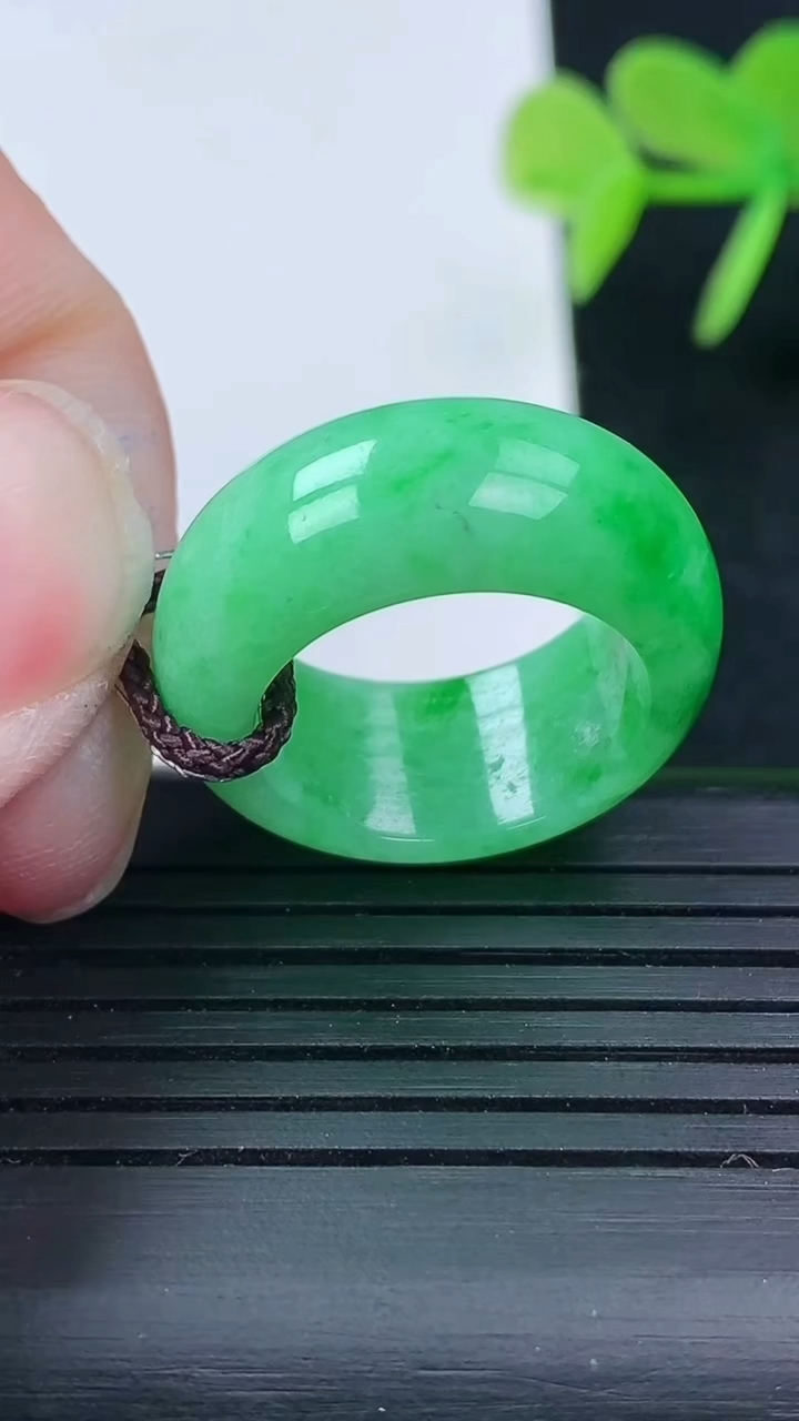 天然A货翡翠指环戒指尺寸16.7-9.3-3.6重量:6.77g2026年3月17日
工厂直销收藏佳品,种好水足，色泽均匀，有种有色，上手高大气！