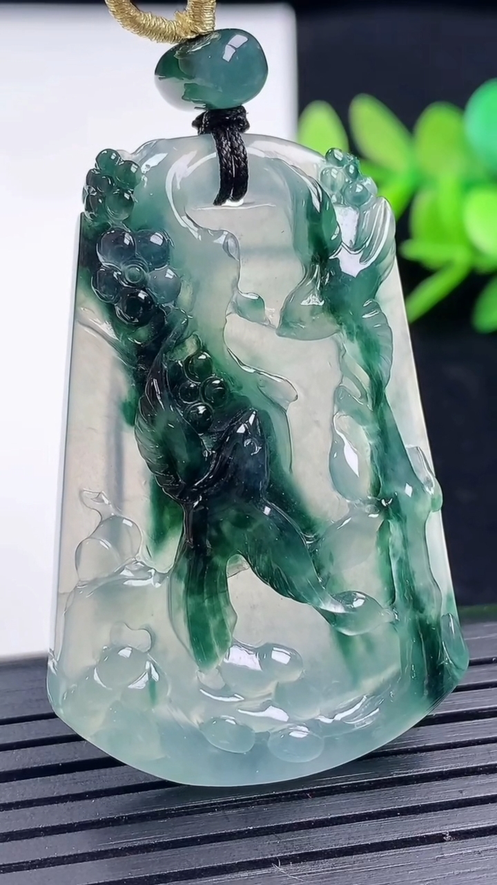 天然A货翡翠种飘花鸟语花香吊坠尺寸46.5-30.4-5.5重量:16.95g
3月17日