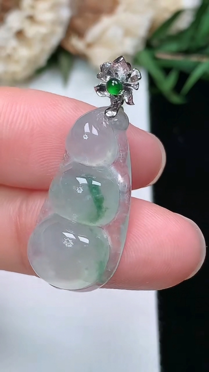 天然A货翡翠飘花福豆吊坠，尺寸24-12.9-6.6，重量:3.46g
3月17日