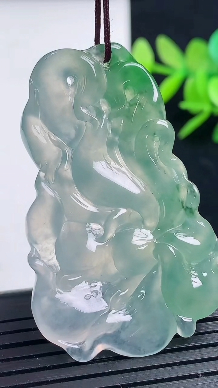 天然A货翡翠九尾狐吊坠尺寸50.3-31.8-5.5重量:18.65g
3月17日