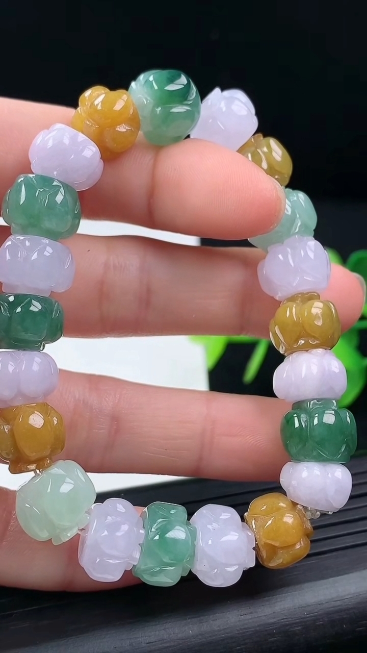 天然A货翡翠三彩莲花手串尺寸10-8重量:34.95g3月17日
工厂直销收藏佳品,种好水足，色泽均